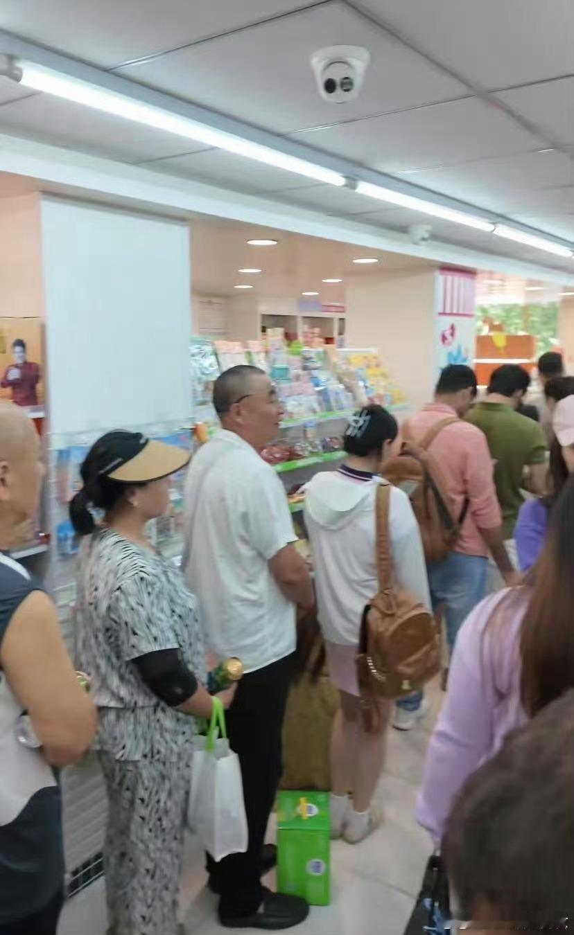 外国游客在青岛排长队喝免费啤酒青岛啤酒凭借品牌魅力，成城市名片，吸引国际游客，尽