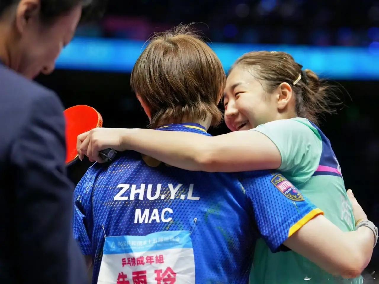 看到这一幕有没有点热泪盈眶？比赛结束后，陈梦搂住朱雨玲的肩膀，朱雨玲