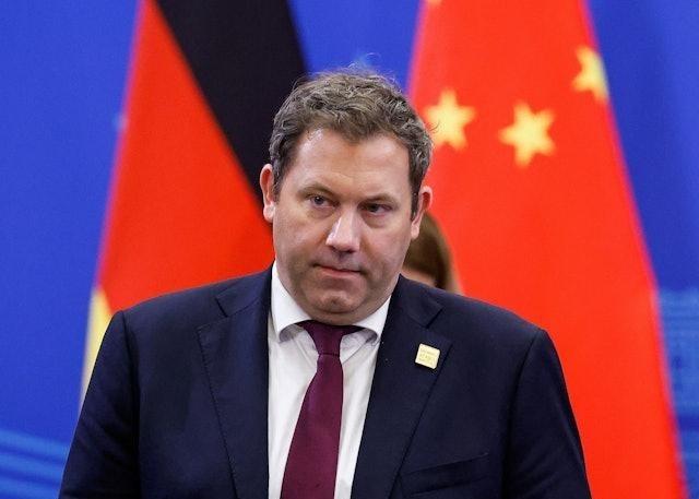 德国发布：“中国再次取代美国”。据德新社11月19日报道，19日公布的数据显示，