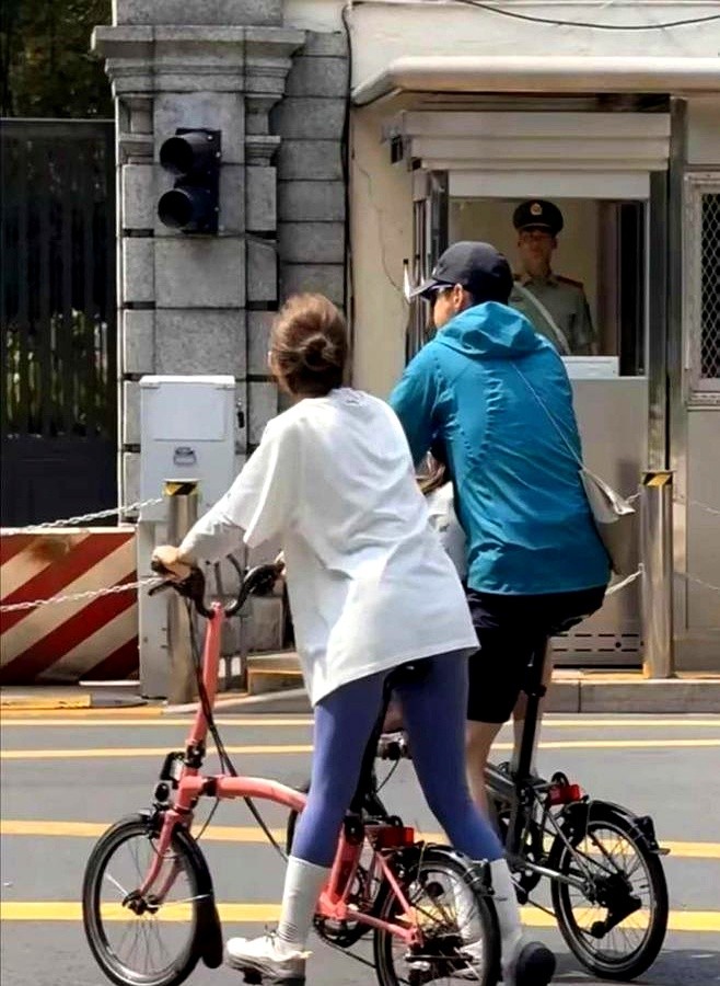 胡歌骑车载3岁女儿，肩膀却挎着老婆的包。评论区还在酸“配不上”。画面里，黄曦宁扎着丸子头穿瑜伽裤，素