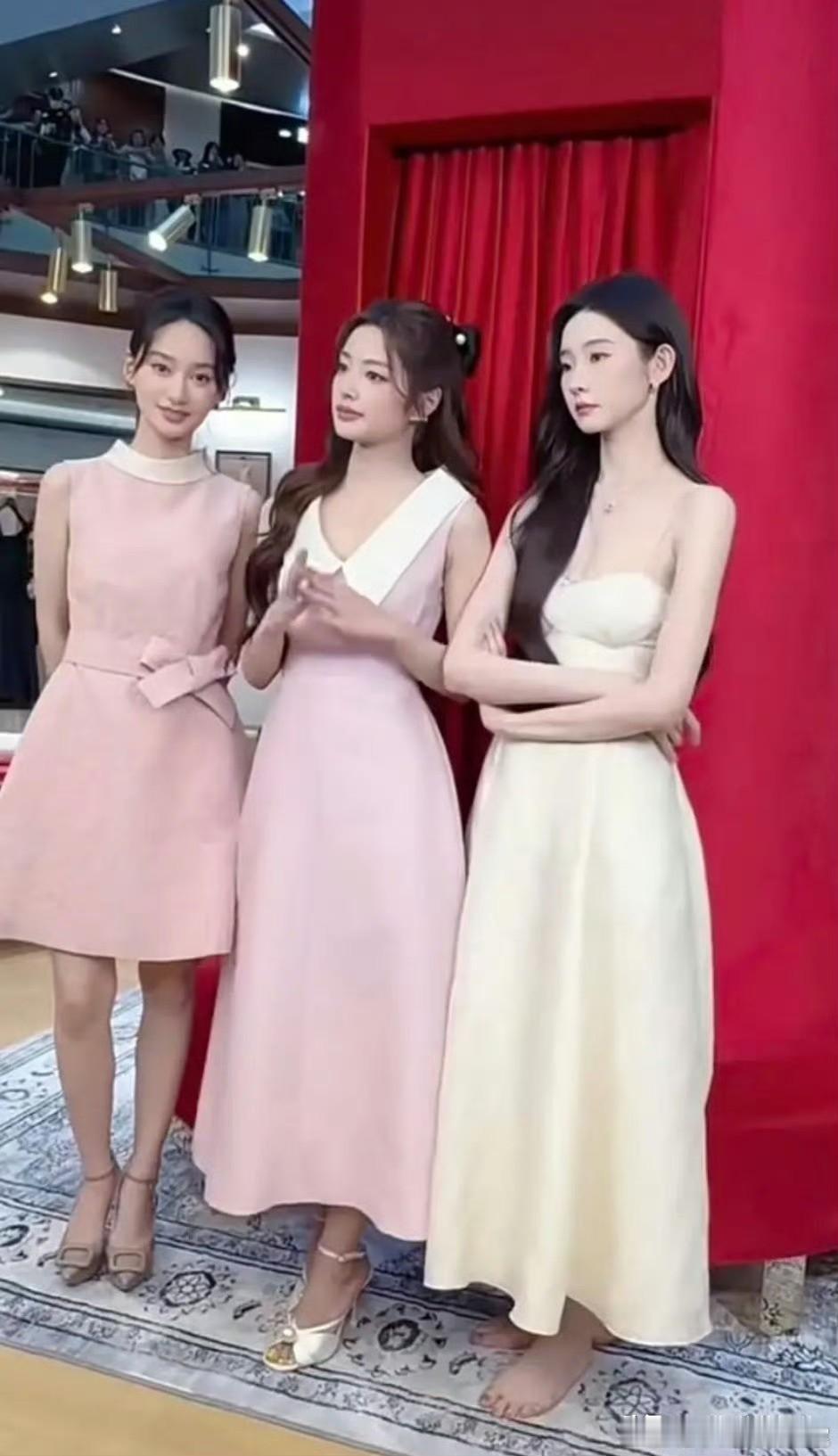 张艺凡、徐若晗、夏梦同台出席活动时，因为身高太突出，为了配合另外两人的身高，张艺