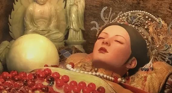 1972年，考古专家在一座240年的古墓中，发现一具肉身完好，身穿一件镶有10万