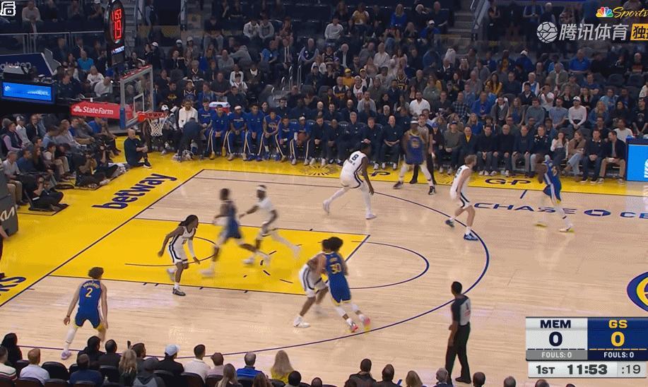 开场波杰就投进了三分。这战术,这位置,换成克莱毫不违和吧。其实波杰和克莱是同一个