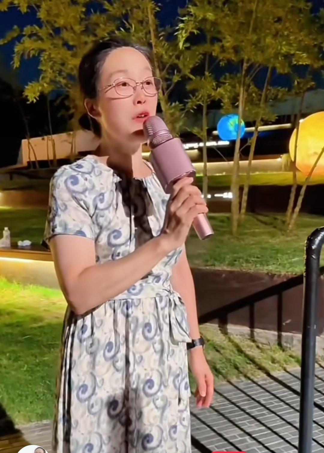 大妈天天早上七点唱歌，物业劝不动。后来保安每天凌晨五点准时敲她门，提醒她七点该唱