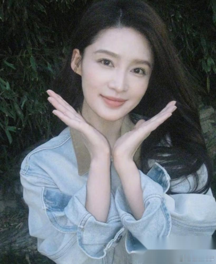 李沁被骂上热搜那会儿，没一个人出来替她说句话。账目算错了，骂她。早餐没安排明