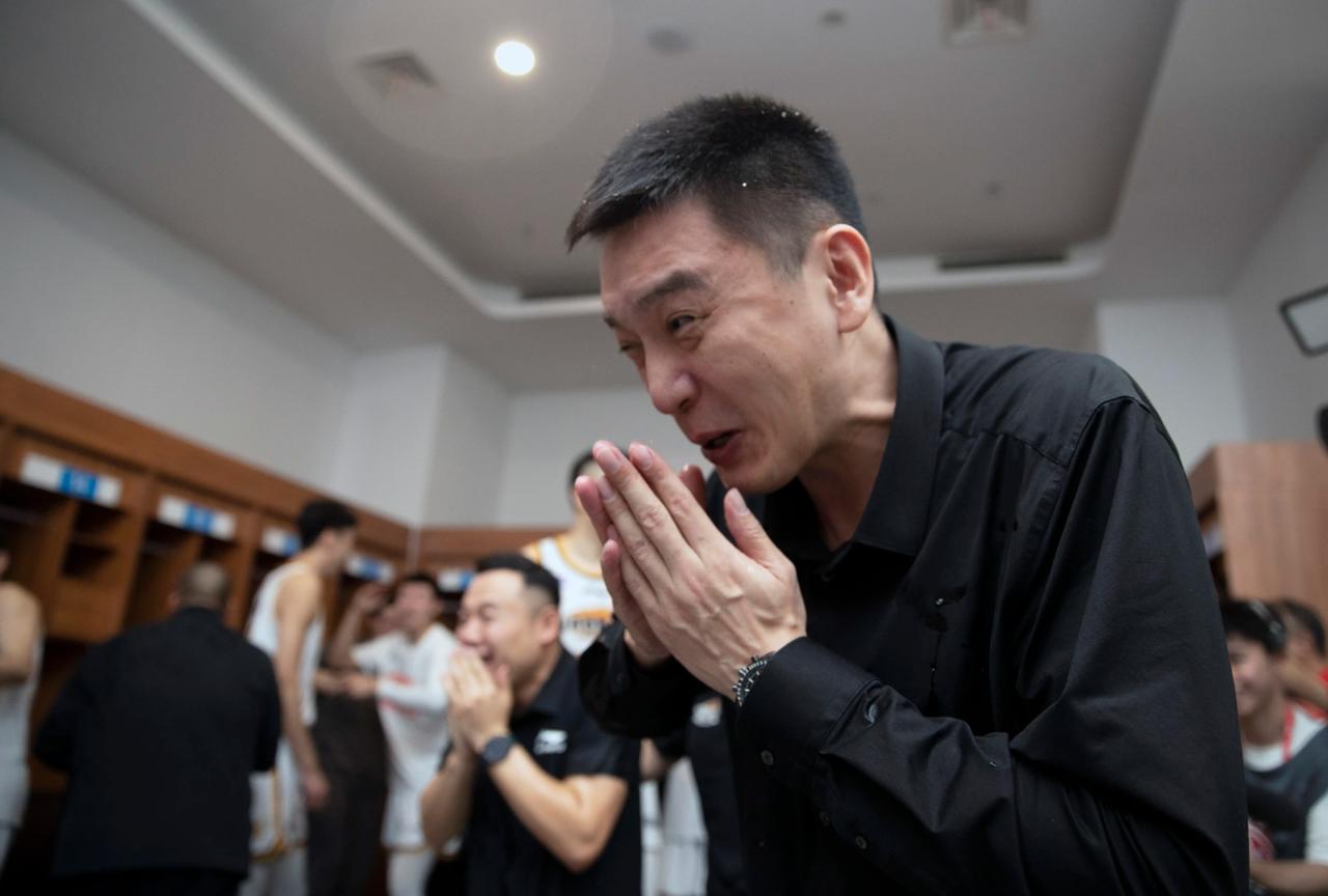 杨鸣果然被吓了一跳，但通过这件事，我们不难发现，不少球迷依旧希望杨鸣能够重新执掌