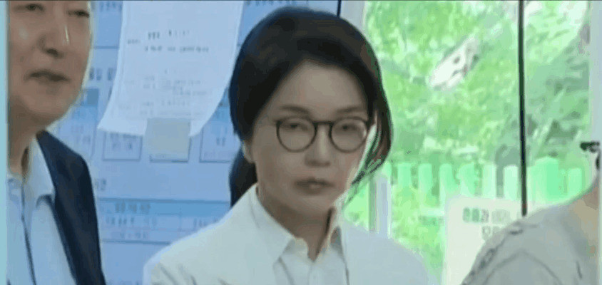 尹锡悦金建希投票去了尹锡悦和金建希一块儿出来投票，这俩人