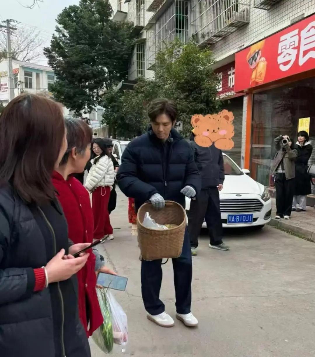 51岁钟汉良现身四川农村小镇录制节目，他一个人背着竹笼到市场买菜，在路边喂食小猫