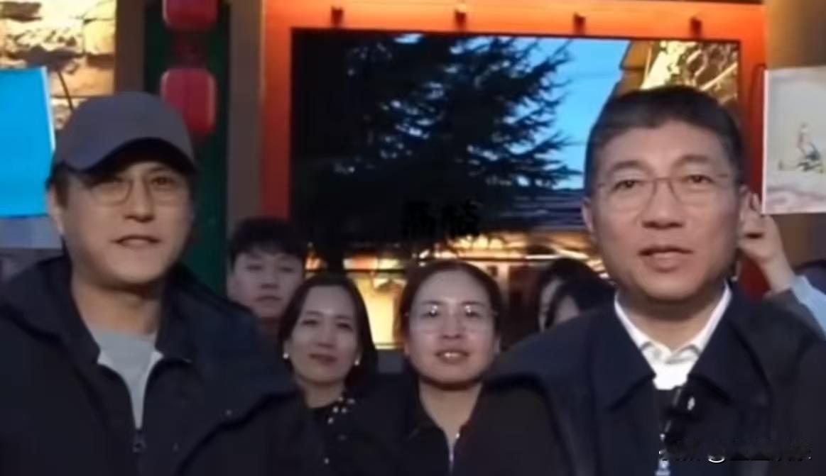 拦住他。郝戎院长的手正伸进牛皮纸袋。这是二十年前，中戏排练厅的下午。站在他