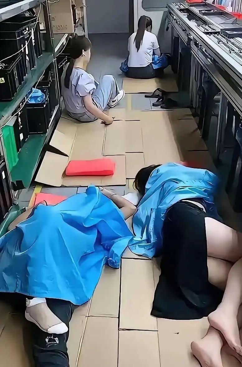 工厂午休没有休息室，女工们只能铺纸箱躺在过道睡觉，随便一件外套盖身上凑合一觉。出