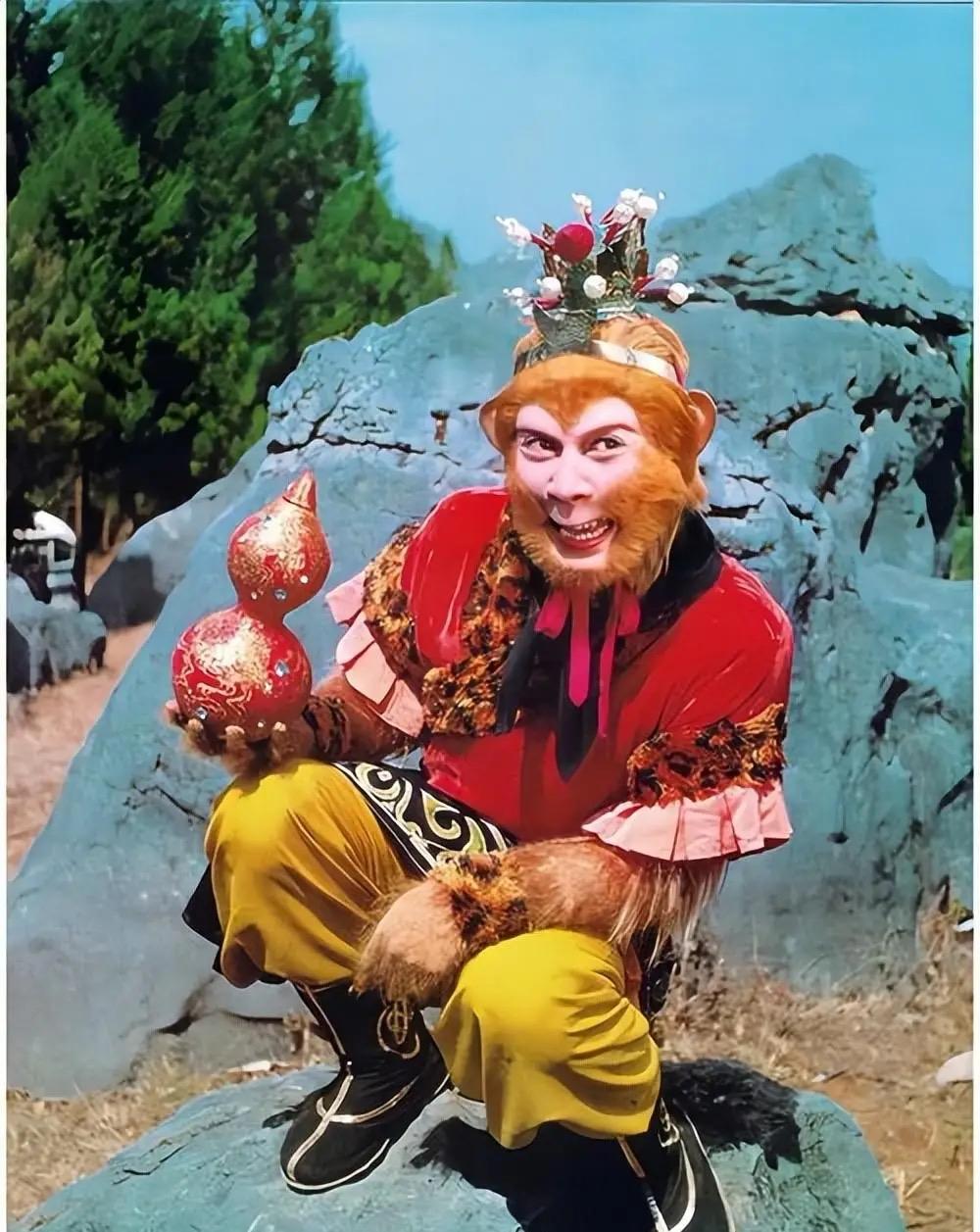 孙悟空在大闹天宫时，为何能在众多神仙的围攻下全身而退，那些看似厉害的天兵天将为何