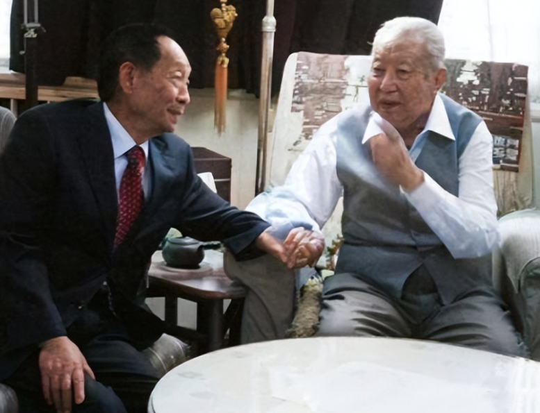 华老与袁隆平交谈的一幕，十分珍贵2006年，袁隆平出差至北京时专门去探望华老
