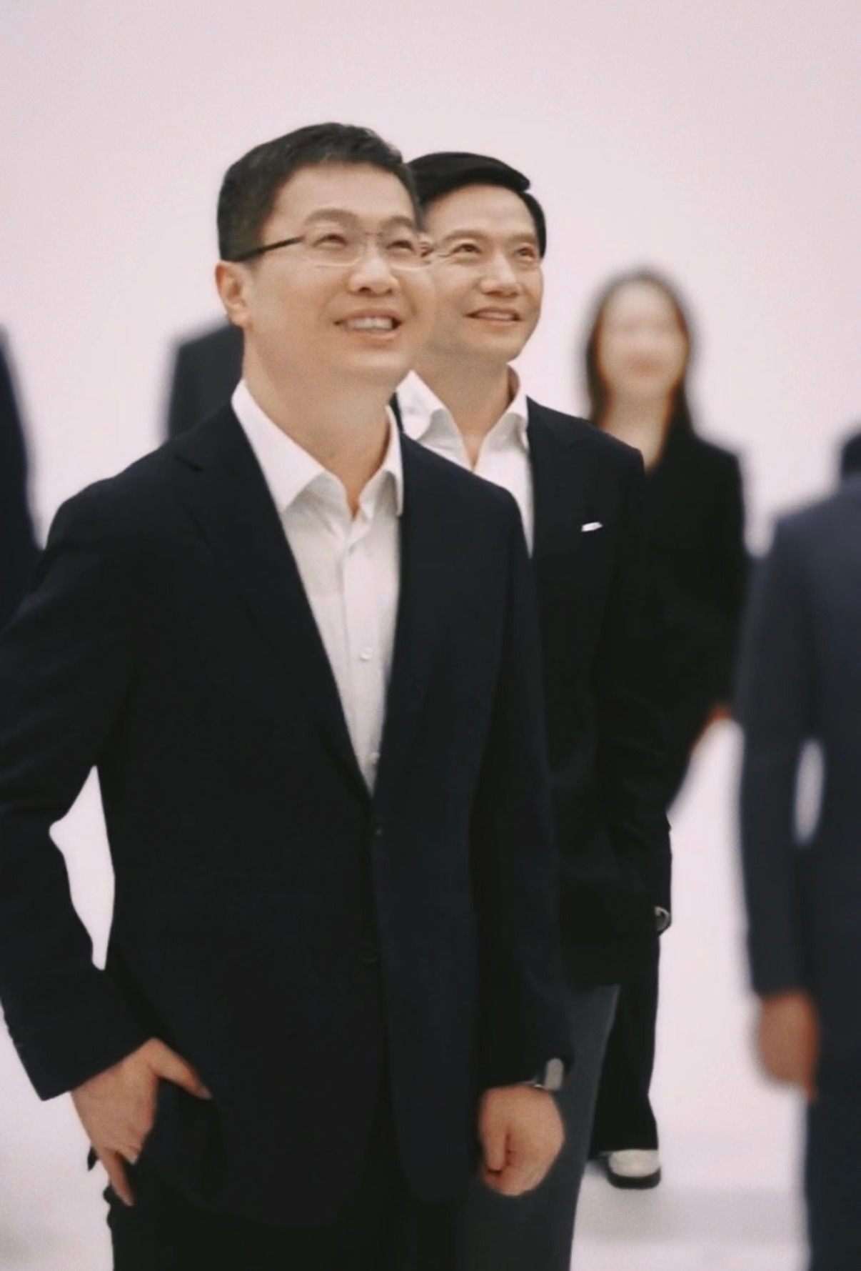 大家都是老网民了，这也是小米的惯用宣传法，先拉低预期，然后发布会来个“顶着成本压