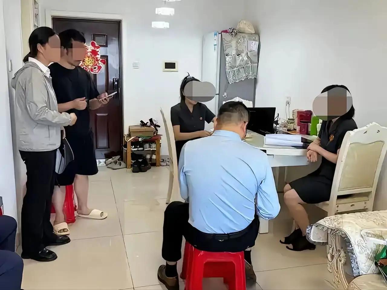 母亲下葬后的第四十九天，妹妹来了。她没进哥哥家的门，就站在楼道里，说了一句话：