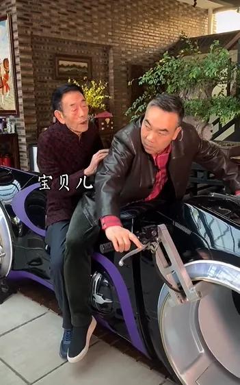 杨仪：爸爸解脱了，我们解放了！杨仪在直播的时候，谈起他父亲杨少华先生去世时说