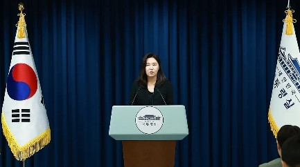 9日韩国广电委李真淑再次来到风口浪尖，先被总统李在明斥责，后被共同民主党和祖国革