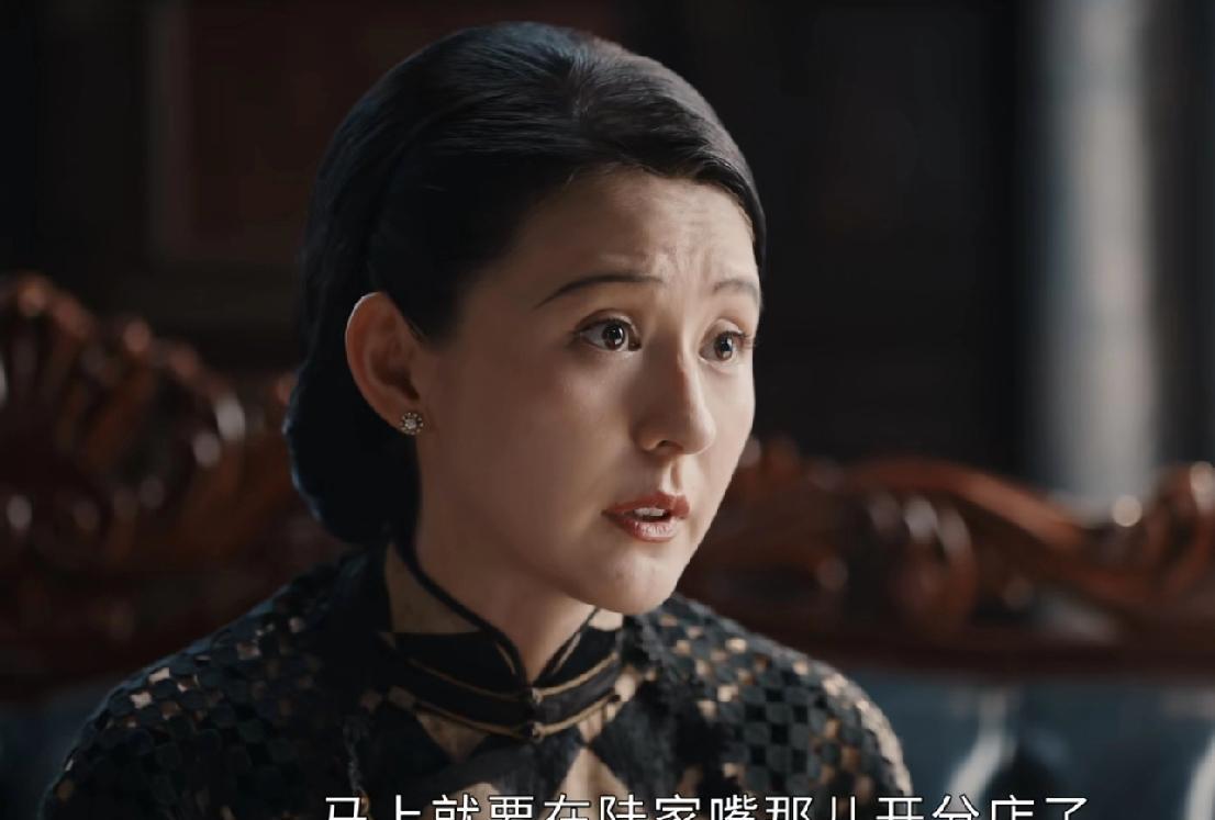 《灼灼韶华》的这句台词吓了我一跳！褚韶华说，闻氏大药房准备在陆家嘴开分店了！陆