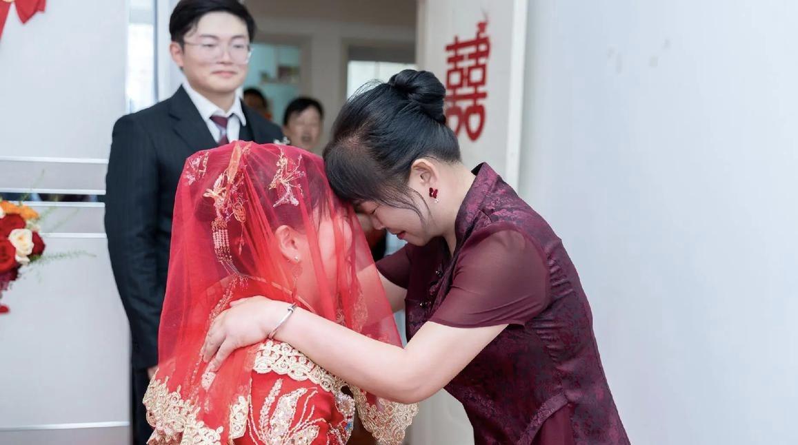 闺女问我陪嫁啥？我没提车房，只说三句话让她红了眼闺女出嫁前一晚，突然凑