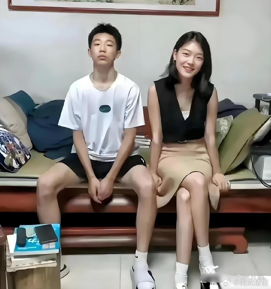 从照片上看的话，姐姐算是有点长歪了
