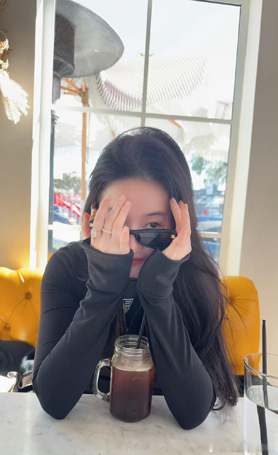 刘亦菲近期工作自拍不错