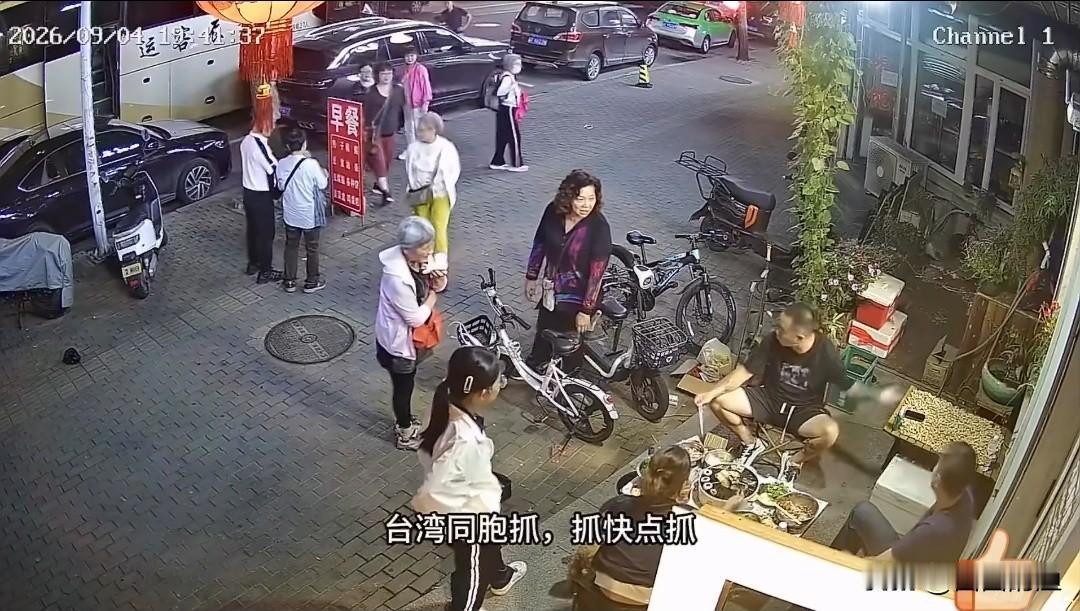 同一天刷到两件事，我沉默了很久。一件是丹东街头，台湾大姐随口问能不能买点晒着的生