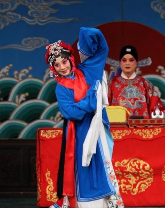 2019年，著名京剧演员姜亦珊，抛下11岁的儿子，在家中自缢身亡，亲友得知后悲痛