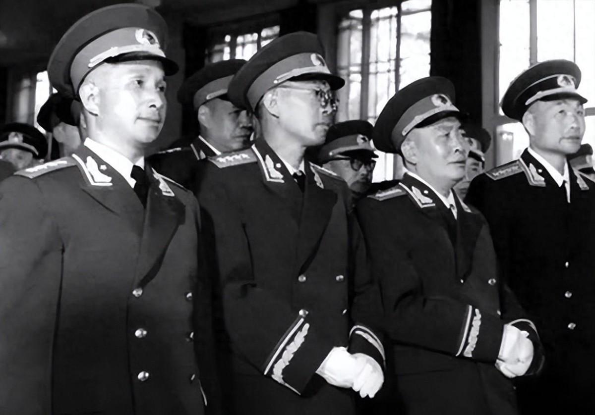 在新中国开国的十大将中，除了粟裕将军外，还有哪些大将是真正能让其他大将佩服的？