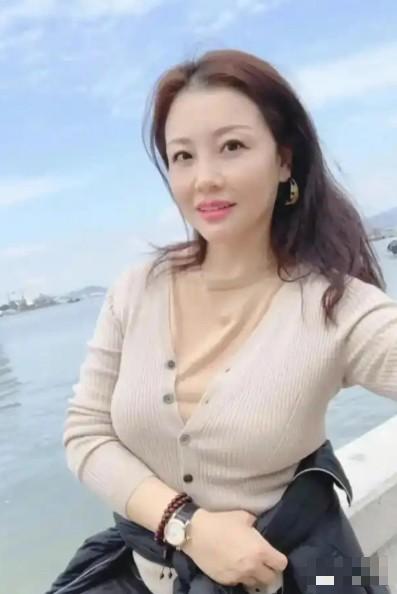🌞一位上了岁数的女人讲述：上海的大龄剩女，比北京还多，她们一个月两三万，有
