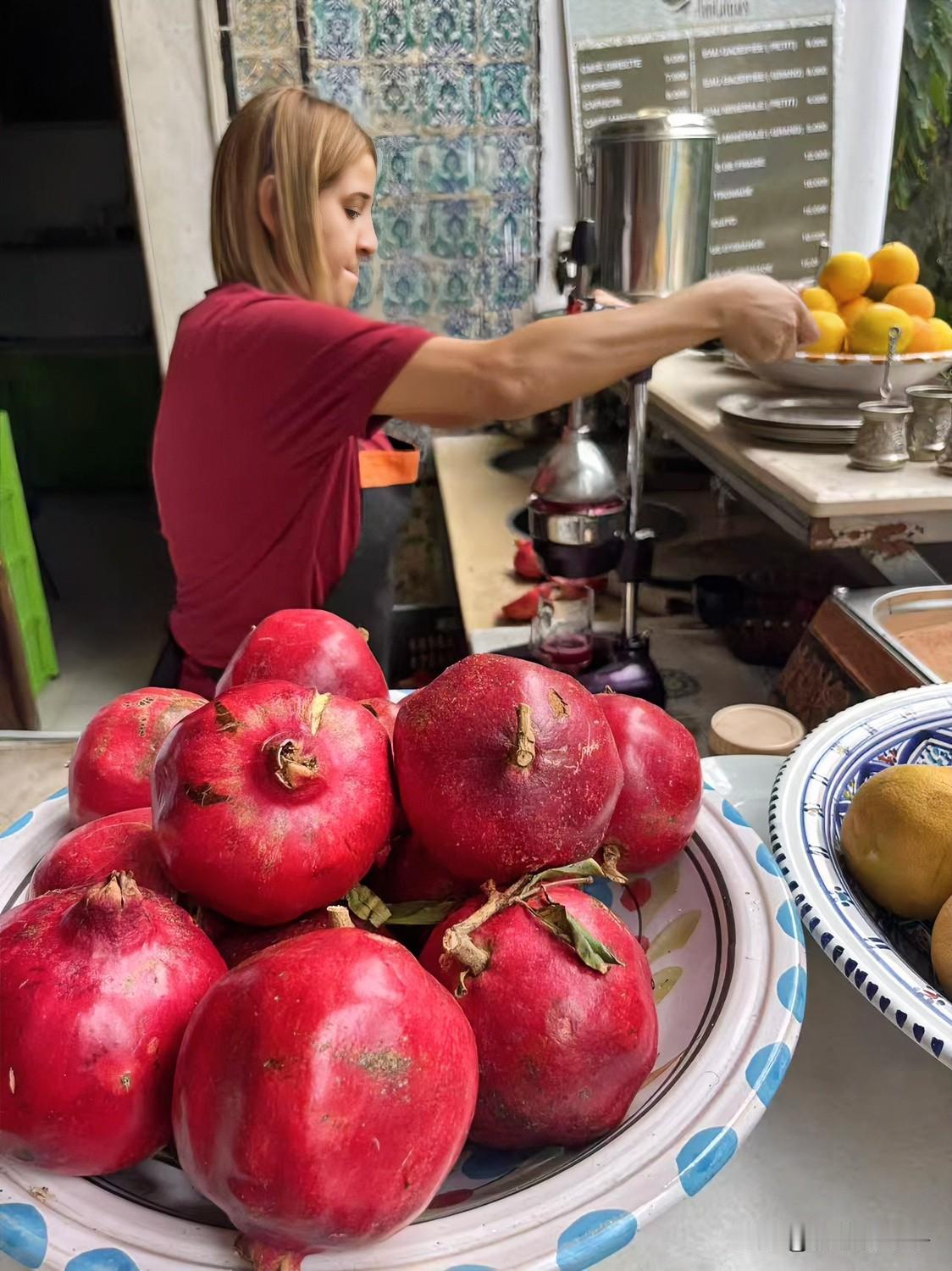 我老公出差去突尼斯，他告诉真正的突尼斯石榴，根本不是我们看到的那样。原来