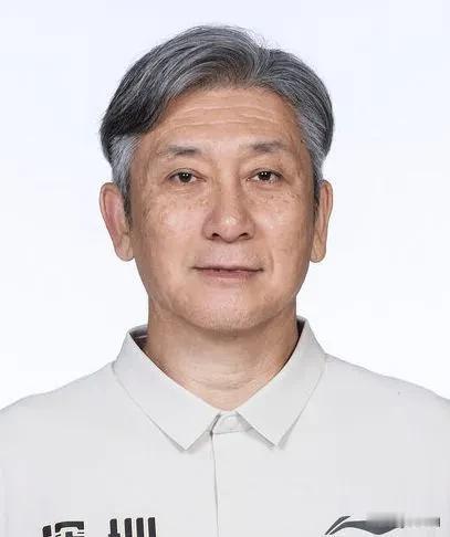 今天郑永刚反应还是慢了半拍啊，广厦早早就开始包夹贺希宁，而深圳队落后十几分才开始