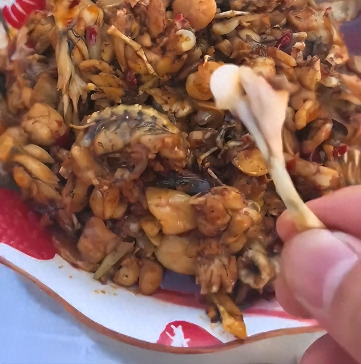 男子放生牛蛙竟被路人捞走吃了！路人还说：自己干环保行业，知道牛蛙属于外来物