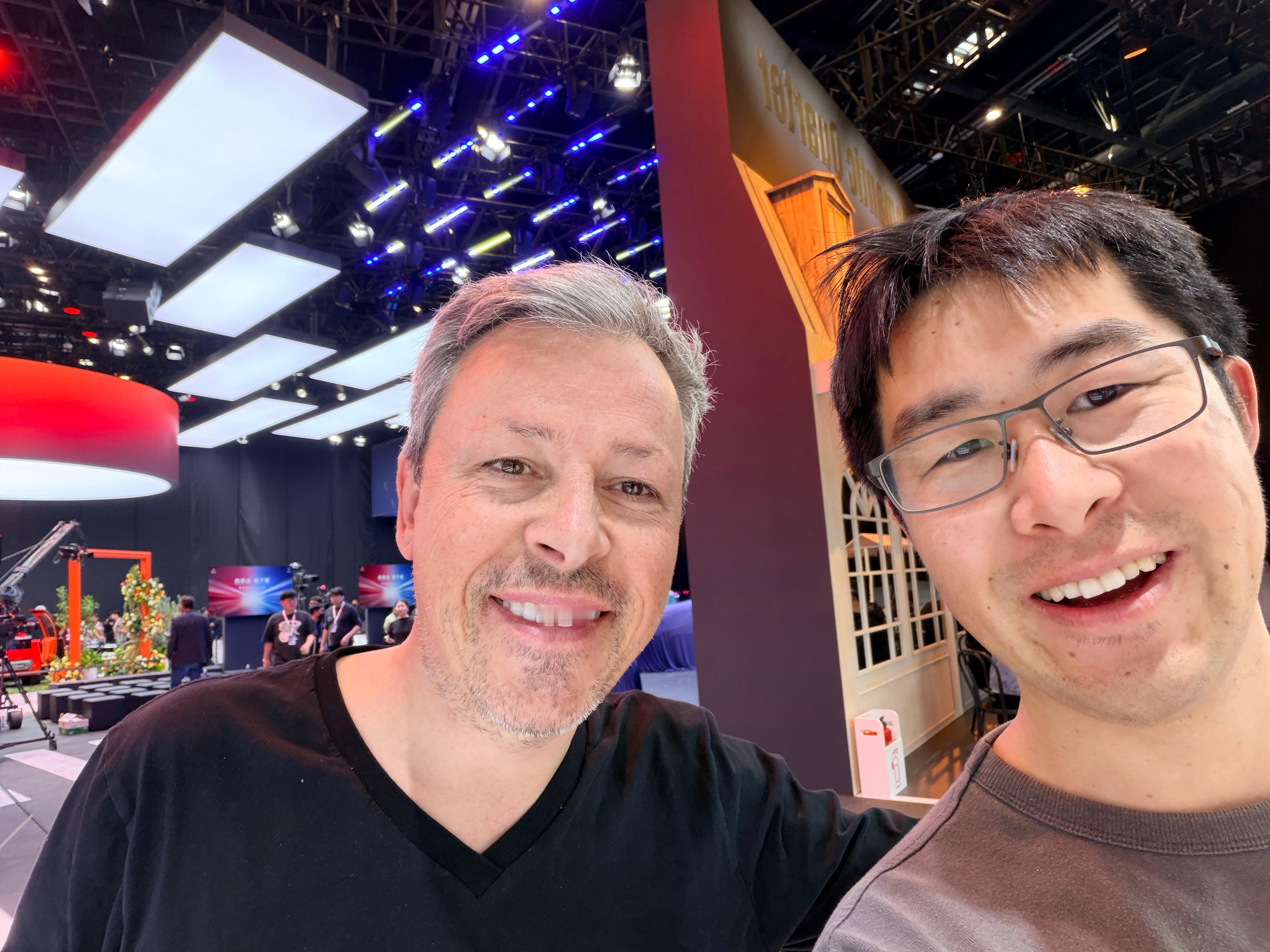 跟雪铁龙的设计师尬聊了十几分钟，哈哈哈，我说了解一个品牌最好的办法就是拥有它谁在