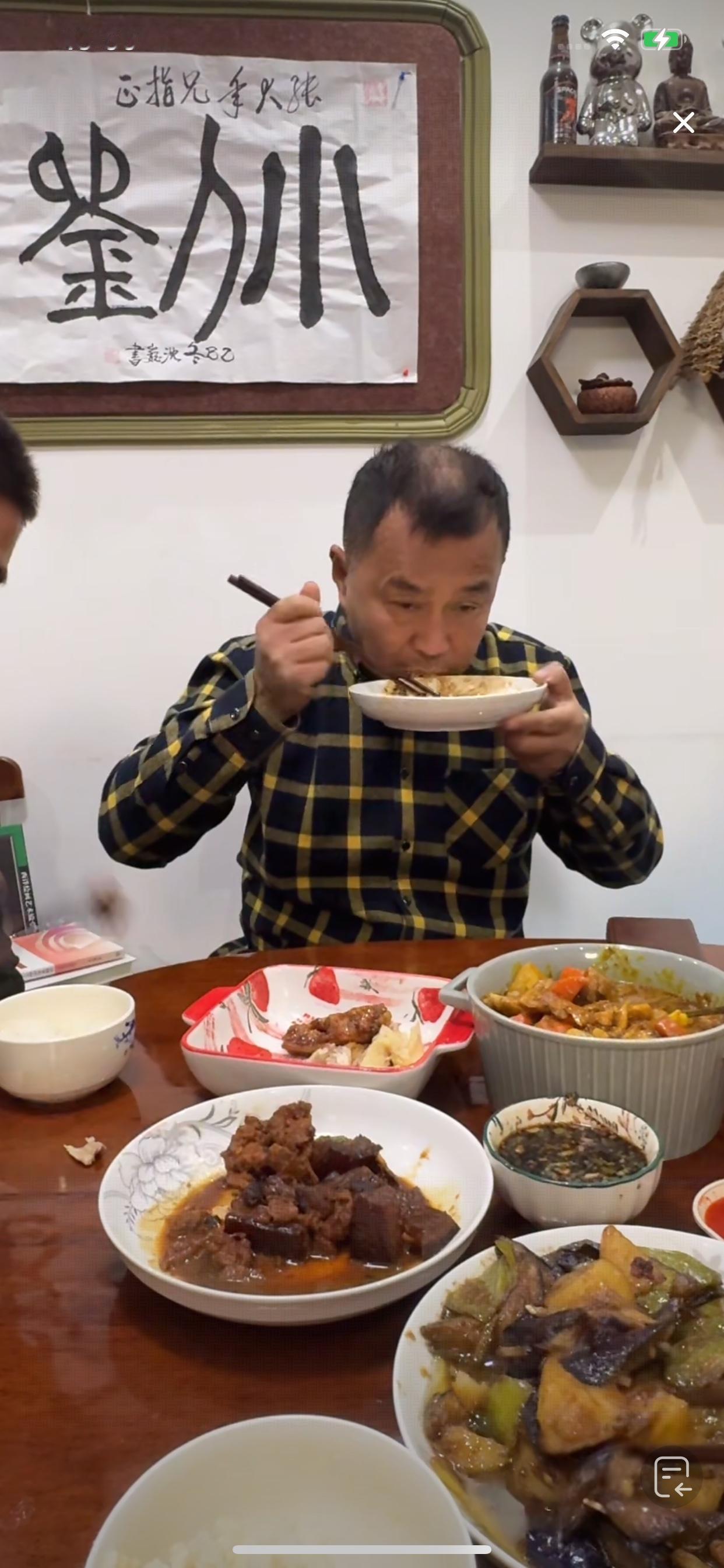 作为晓晓的男朋友，沈巍近日做得不是很好，晓晓牙疼，他既不关心，也没有陪女朋友去医