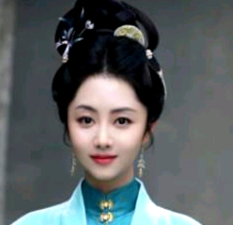 郑合惠子又把桌子给掀了？这次连饭碗都没给人留。《兰香如故》刚播，满屏都在喊郑合惠子抢戏。几场戏演下来