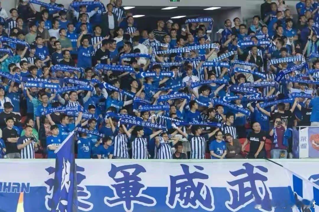 足球报：武汉三镇新动态，邓卓翔任助理教练！足球报发文透露了武汉三镇队最新动态，去