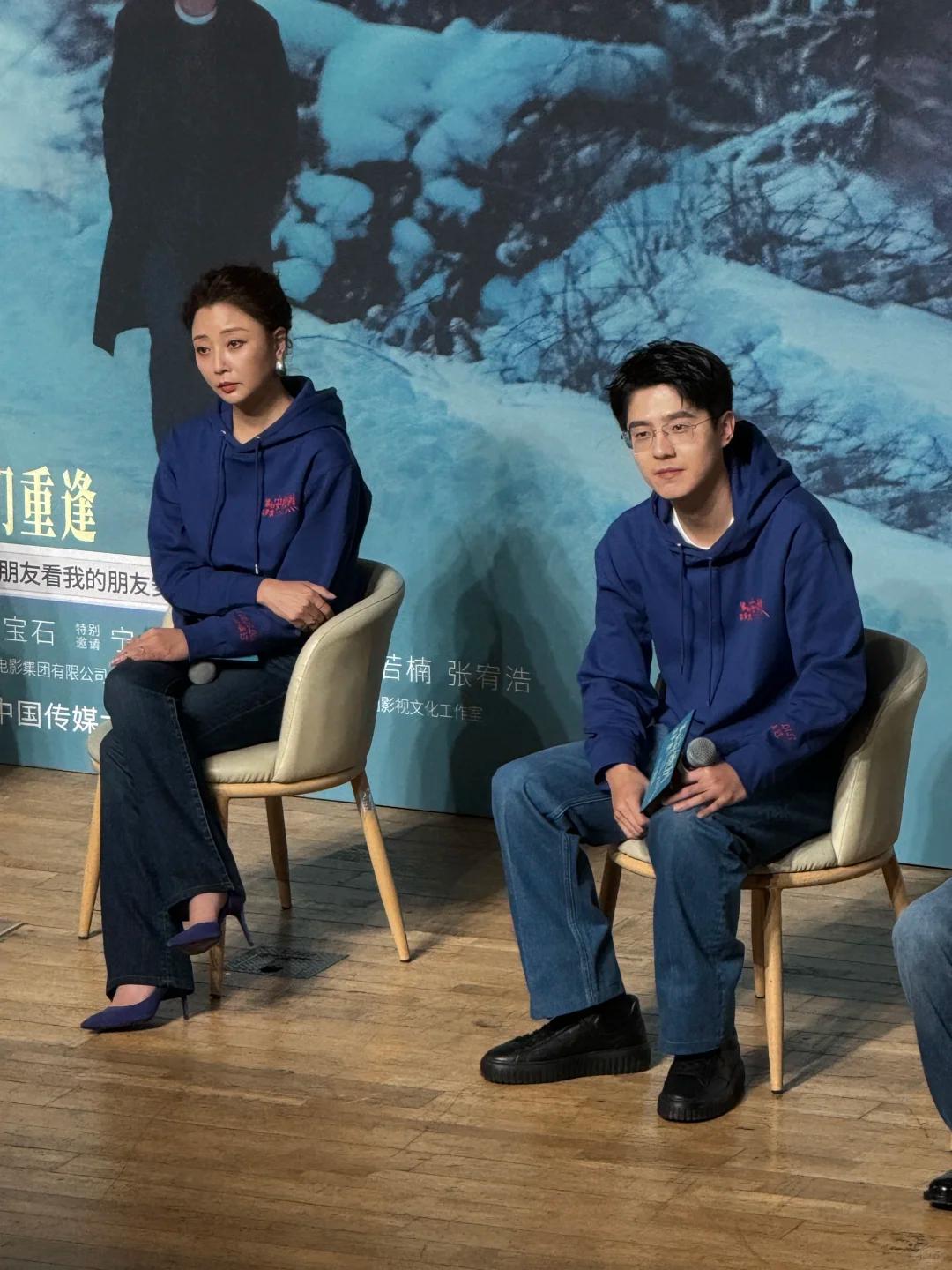 46岁的殷桃久违现身啊，这状态太好了！谁能想到，红毯上那个扎着丸子头、穿蓝色卫