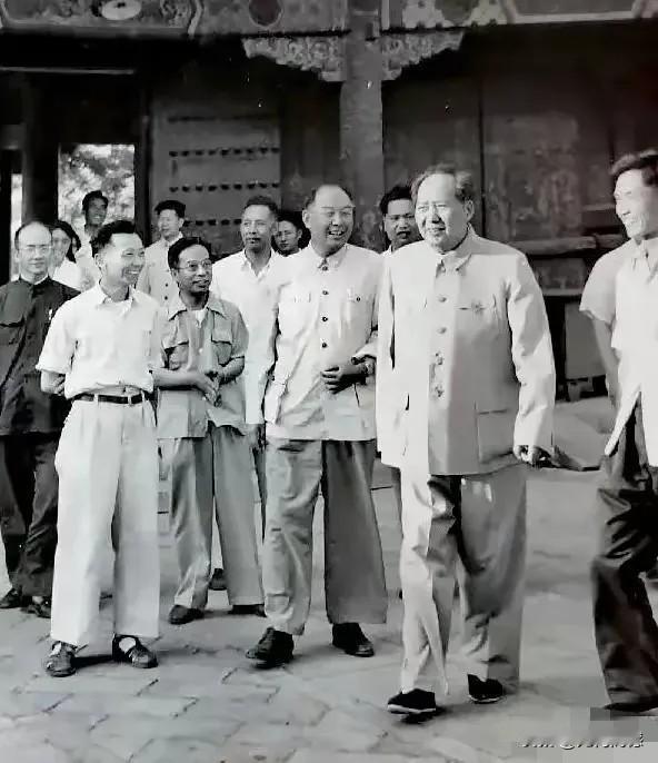 照片中的这些人，除了老人家以外，一个我也不认识，如果连我这个70后都不认识的话，