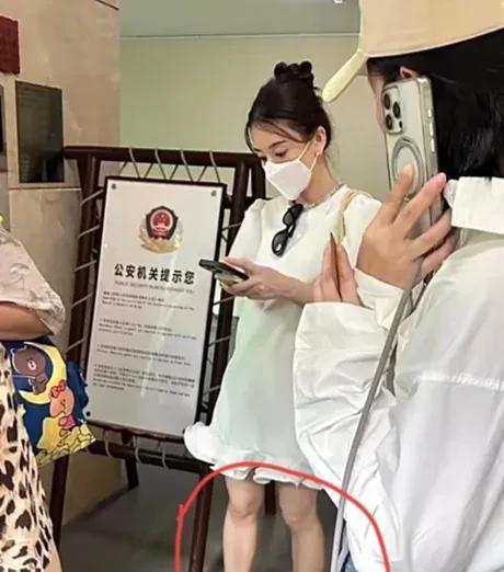 天王郭富城小娇妻去西双版纳游玩被拍，身穿孕妇裙的方媛身材还是漂亮有型，只是这双腿