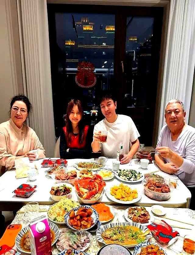 贾乃亮年夜饭21道菜，光帝王蟹就摆满一桌，很多人骂他炫富，但你真不知道他背后有多