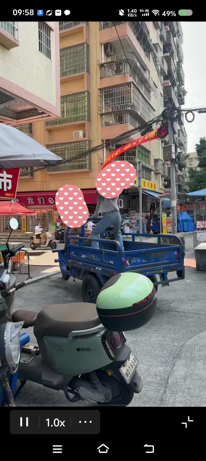 姑娘，你这样合适么？——网上视频：一女子在农用三轮车上热舞，路人侧目。
