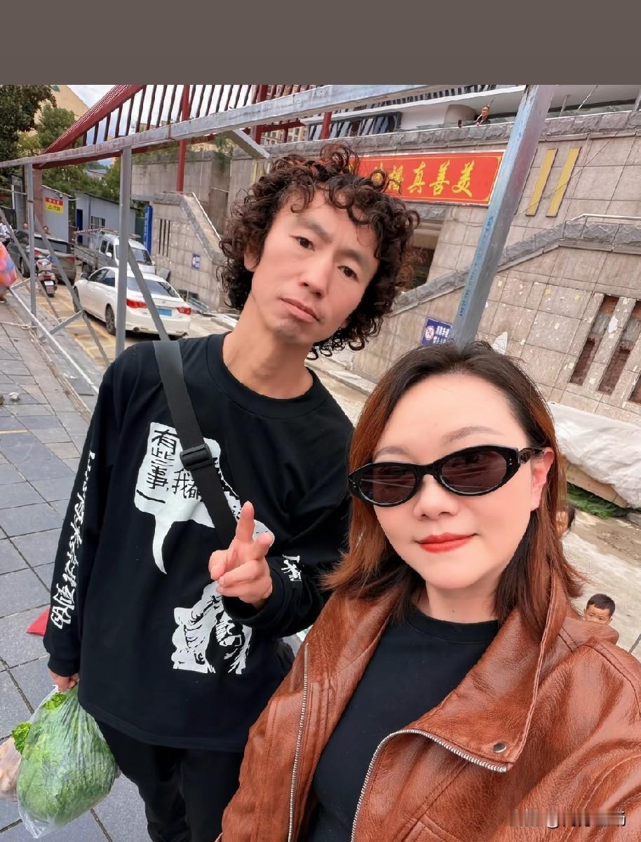 粉丝在汉中宁强街上碰见国际巨星庞麦郎了，手里提着个小塑料袋，里头就装了一小袋白菜