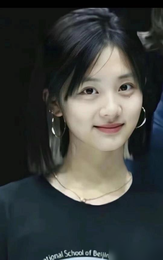 黄磊基因再强，终究还是败给了20岁的黄多多。小时候明明是亲爹翻版，现在身高破170，侧脸折角、眉眼轮