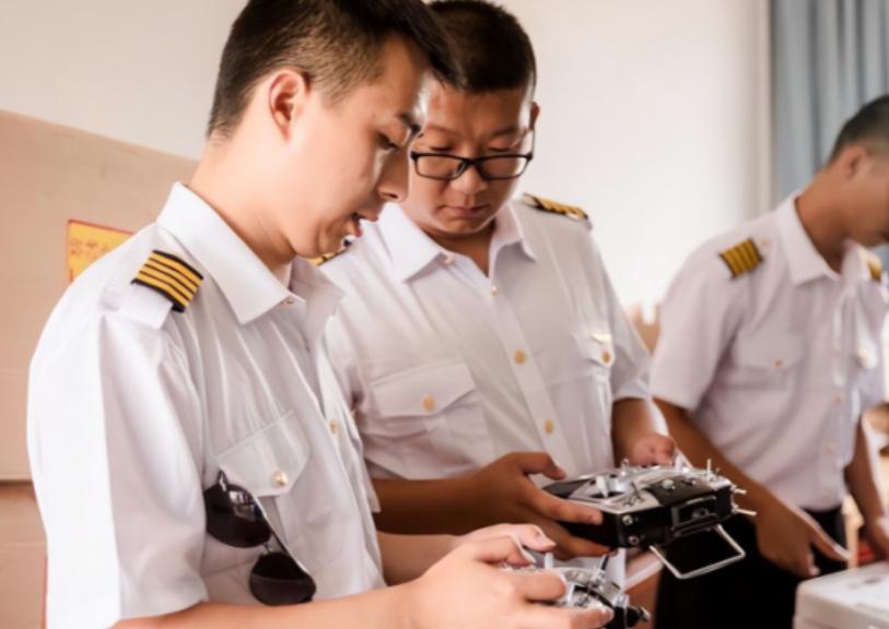 全世界都被中国惊到了，外媒爆料，中国正在疯狂扩产歼-20、歼-35两款五代隐身战