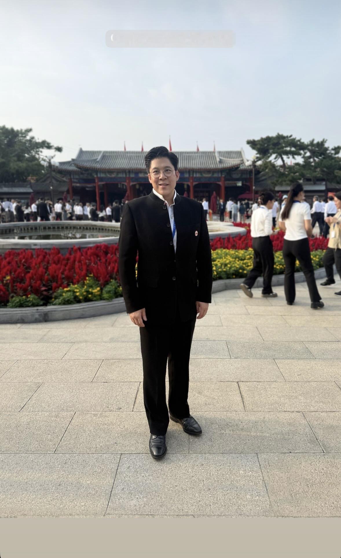香港名流齐聚北京看阅兵，霍启刚难掩激动，邝美云穿西装英姿飒爽。那场9