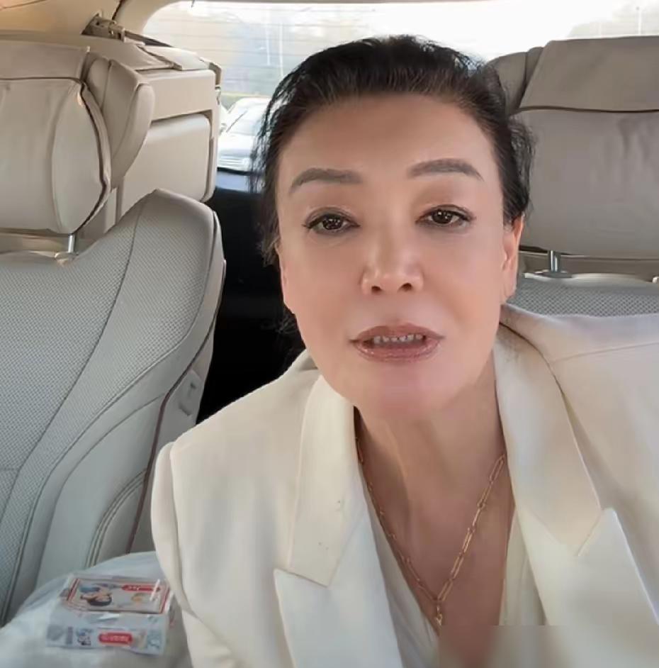 见过狠的，没见过这么懂格局的！剖腹产才13天，马筱梅裹着头巾冲进张兰直播间，指尖