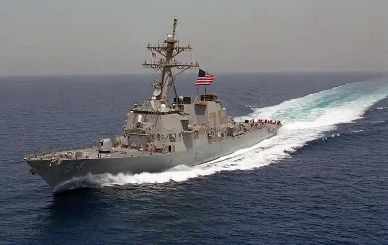 真是绝了。  人家军舰开到家门口，炮口都快怼到脸上了，第一反应居然是：快，