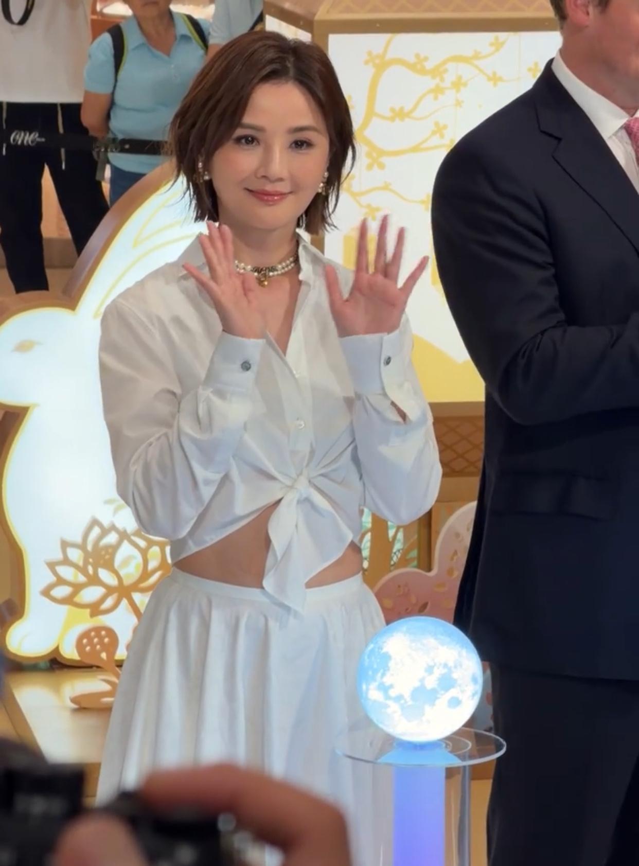 蔡卓妍露肚子疑打破怀孕传闻之前因为穿宽松裙子才引发猜测，现在换上露脐装直接打