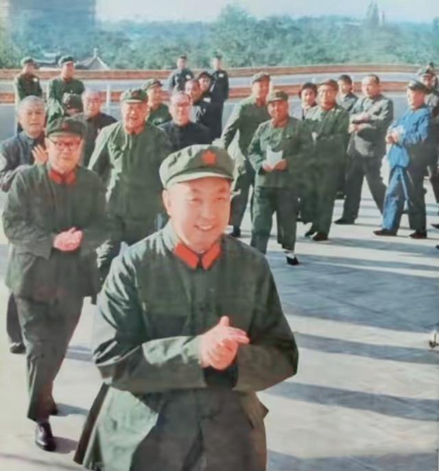 有人说华国锋主席接班时根基薄弱，实则他根本没去考虑自身根基是否坚实。华国锋主席胸