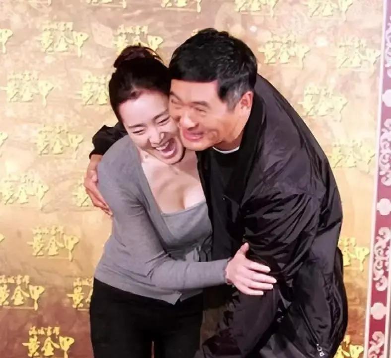 成年人的告别，不在言语，在嘴角那0.1秒的迟疑。发布会灯光打在周润发和张艺谋身