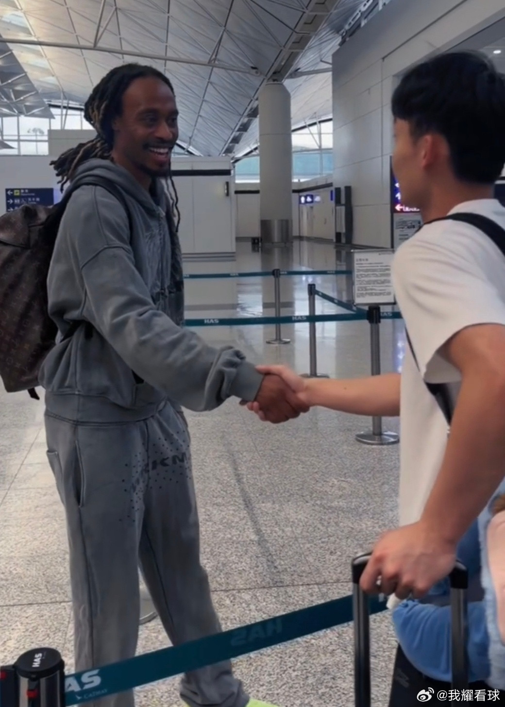 徐杰正式启程开始海外特训，下午他和福建队刘金雨一起从香港飞往洛杉矶，祝一切顺利！